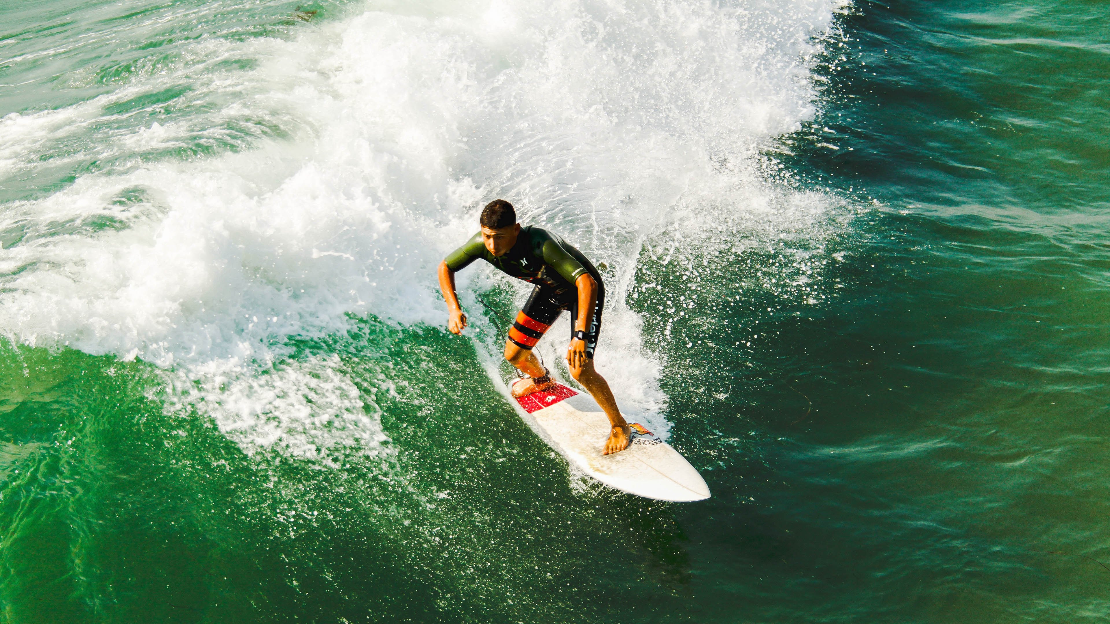 年度焦点之战之夜，加维关键制胜，青春风暴席卷绿茵
