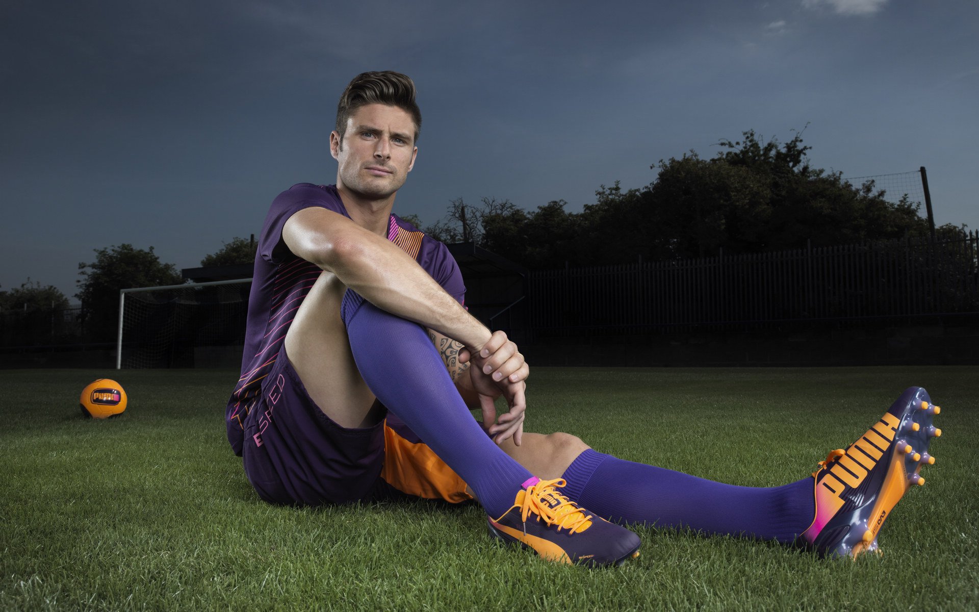 绿茵场与硬木地，当几内亚狂胜遇见阿尔瓦雷斯接管—论竞技体育中唯一性的两种面孔