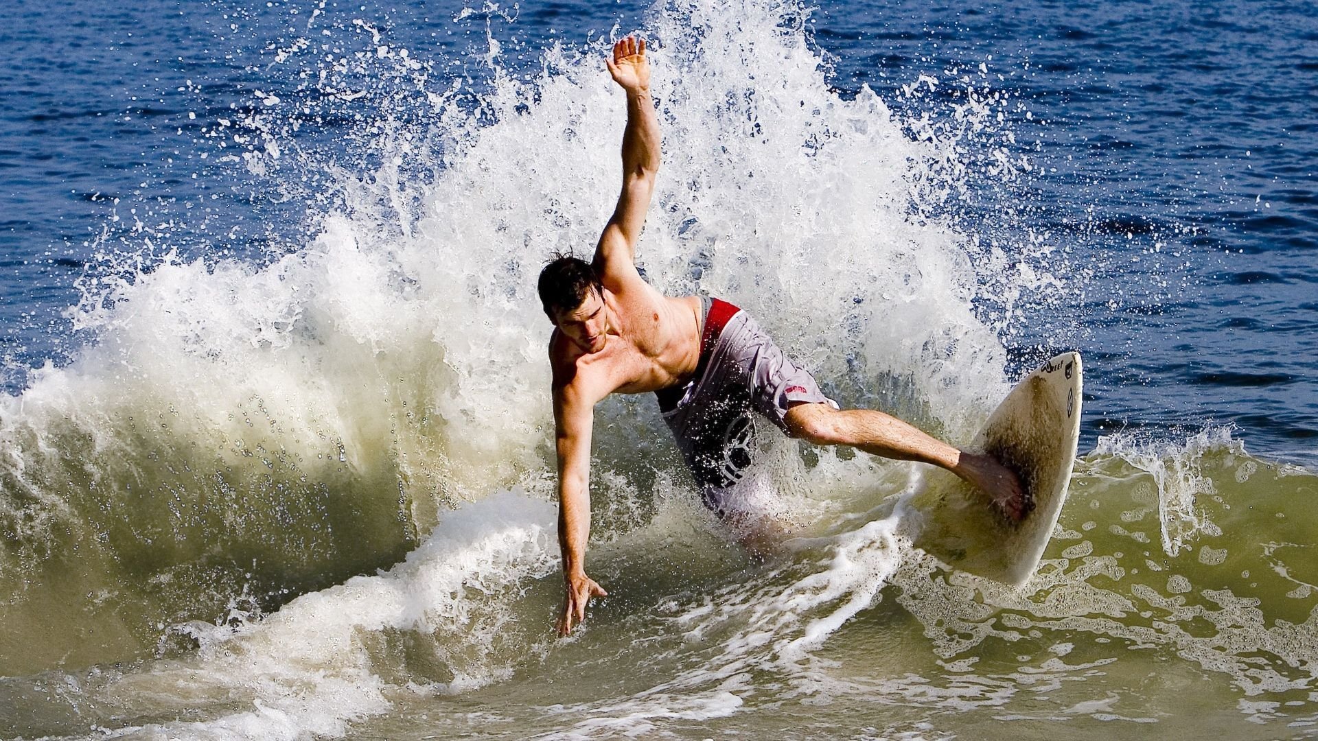 绝杀与惊艳，当绿茵场遇上乒乓台，体育的魔力跨越时空