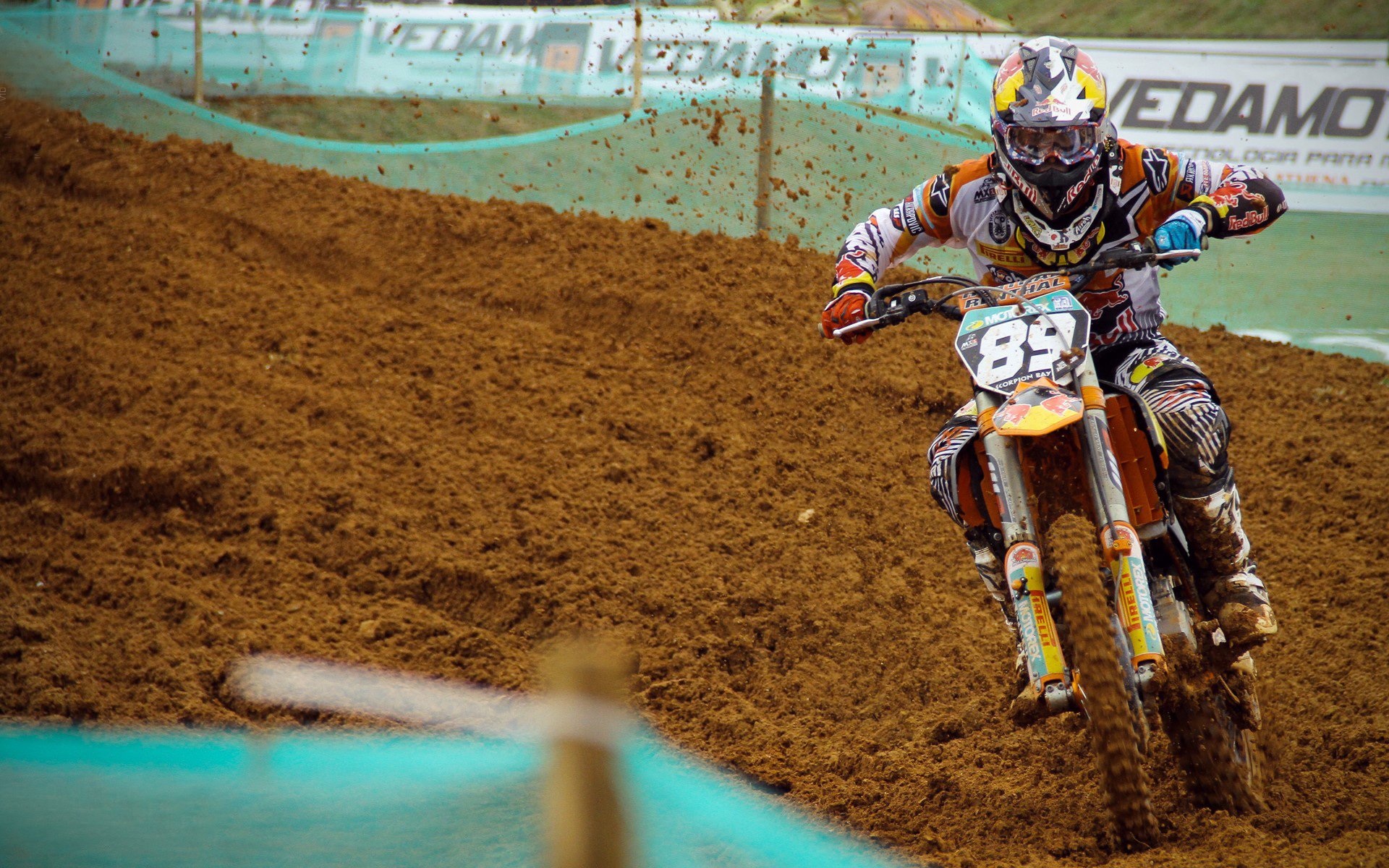 熊猫体育直播-赛道上的东方火焰，周冠宇点燃赛场，哈斯车队完胜索伯